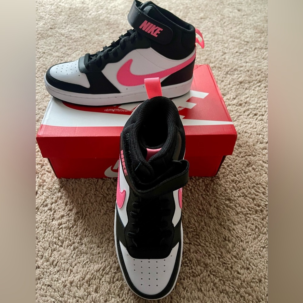 NEW! Nike Court Borough Mid 2
Big Kids' Shoes  Size 5.5